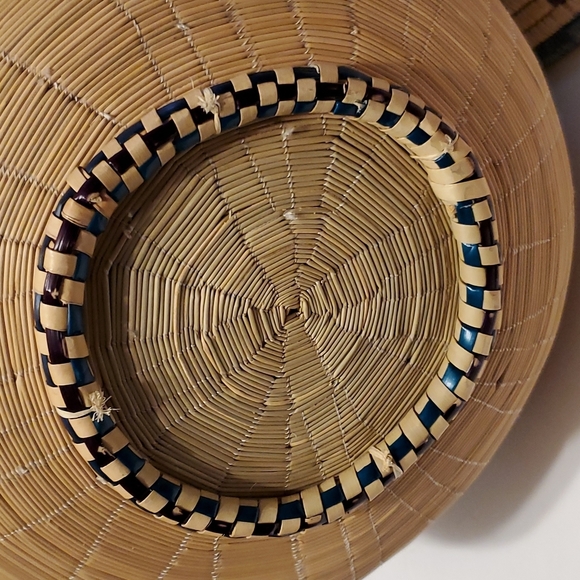 African Rwandan Tutsi Lidded Basket Hand Woven Basket with Geometric Design - Picture 7 of 11